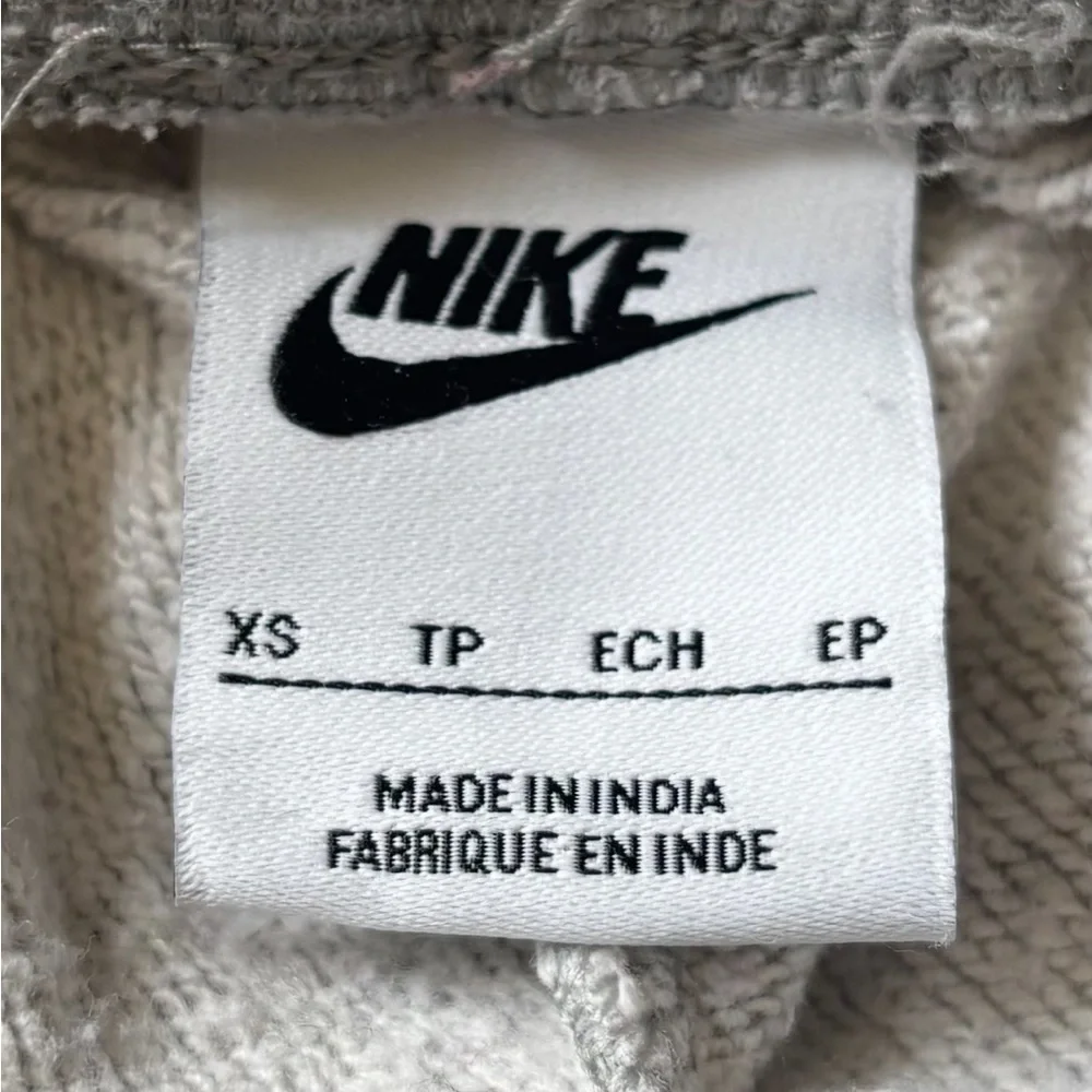 Nike Women’s Heather Gray Joggers with Drawstring Waist and Embroidered Logo